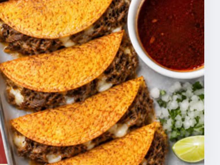 Vier Birria Tacos mit Beef-Füllung, Consomé, Zwiebeln und Limette