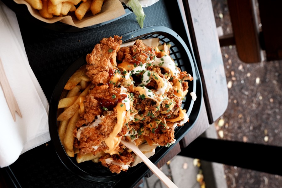 Loaded Fries mit Chicken, Cheddar-Sauce und Kräutern