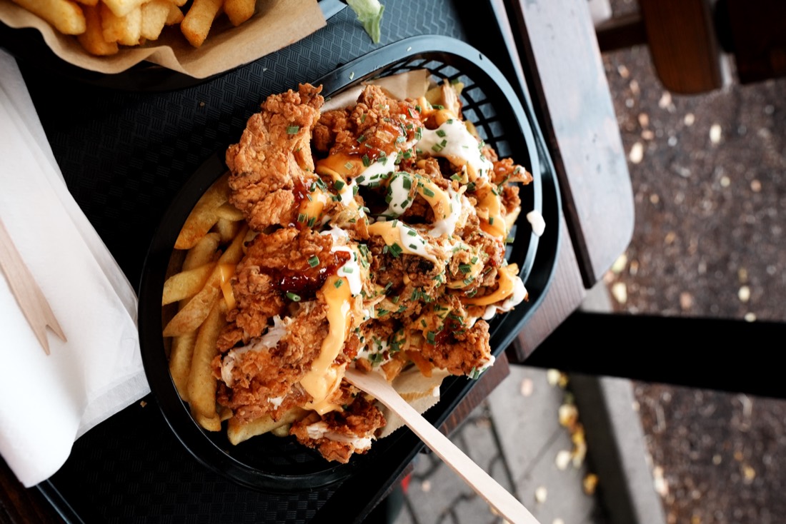 Crispy Chicken Loaded Fries mit Käsesauce und Frühlingszwiebeln