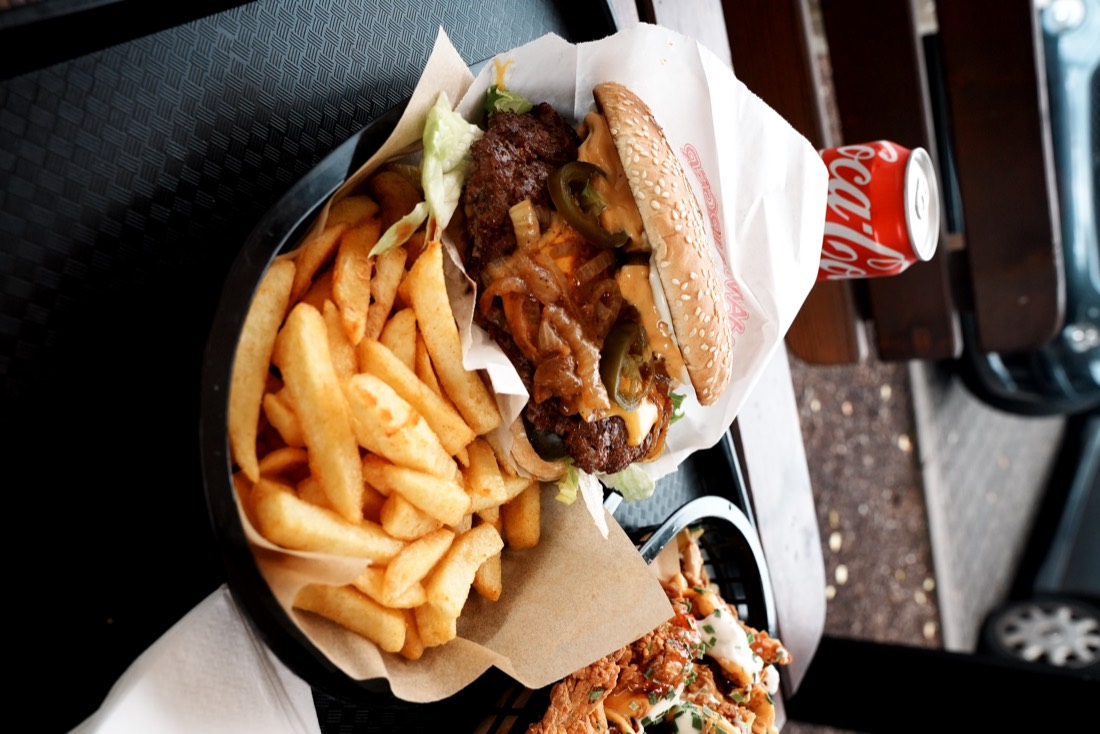 Classic Smash Burger mit Pommes
