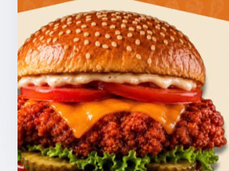 Nashville Fried Chicken Burger mit Tomate, Cheddar und Salat