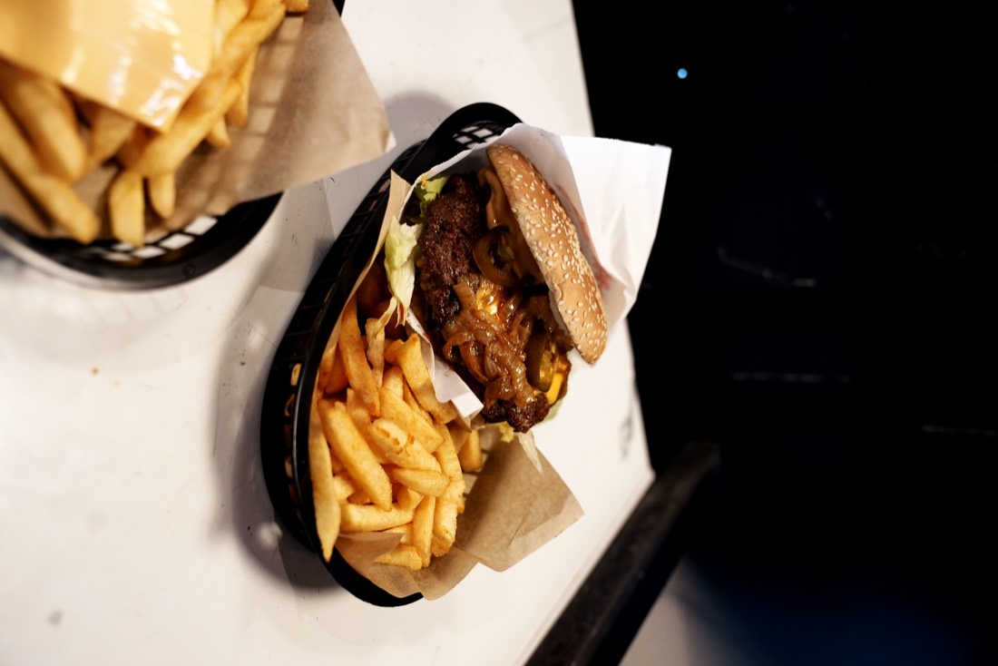 Smash-Cheeseburger mit Jalapeños im Korb